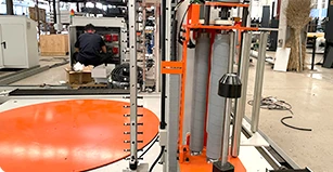 Original gantry wrapping and strapping equipment: column and lifting mechanism.